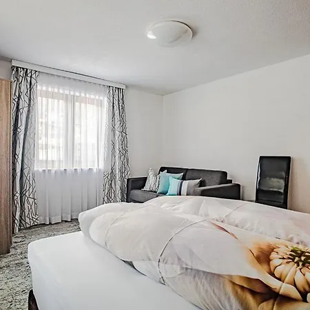 Leszek Elis 141 Apartment See